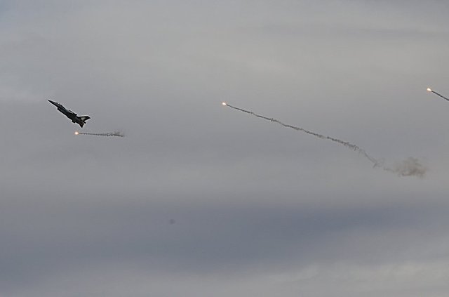 Bizim dışımızda F-16'yla gösteri yapan dünyada 4 solo ekibi var; Belçika, Hollanda, Yunanistan ve ABD. Gösterimiz yaklaşık 20 dakika sürüyor ve bu sürede yaklaşık 3,5 ton yakıt harcıyoruz.