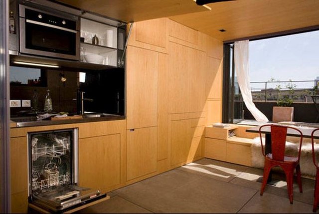 Satın alıp dekore ettiği sadece 23 metrekarelik çatı katında yaşıyor kendisi.