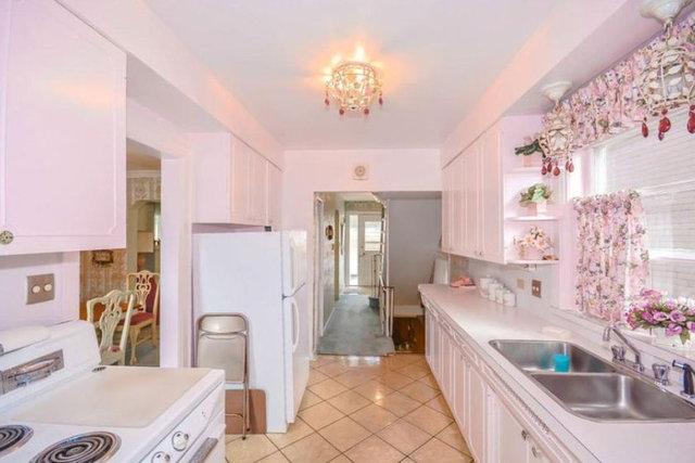 1950-1960 yıllarında mükemmel tarzda dekore edilmiş olan bu ev metalik duvar kağıdı, modern barok baskılar, renkli halı, ve neo-süslü detaylarla retro tarzının izlerini taşıyor.