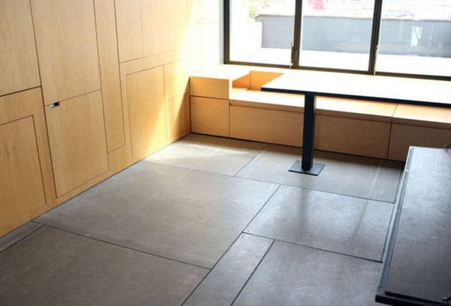 Tek bir tarafa yerleştirdiği katlanıp açılabilen dolaplar ile her şeyi evine sığdırmayı başarmış.