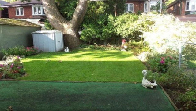 Toronto'da bulunan iki katlı ev dışarıdan sıradan bir ev gibi görünse de içeriye girenleri oldukça şaşırtıyor.
