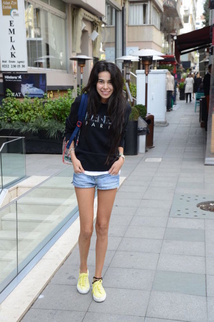 Çok başarılı işler yapmaya çalışanları kıskanan, çekemeyen insanlar için kullanılır. -  - Asena kendisini meyve veren ağaç zannediyor.Afedersin Asena ama, benim seni çekememem gibi bir durum asla söz konusu olamaz.