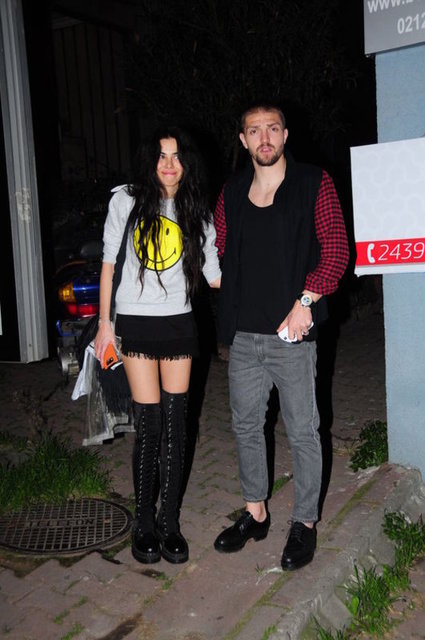 Duygu Çetinkaya'nın açıklamaları şöyle; Asena Erkin benim için "İt ürür, kervan yürür." demiş. Bence kendisi söylediği sözün anlamını bilmiyor. Ben Asena erkin ve Caner erkin için değil Türk aile yapısının örf ve adetlerine için konuştum.  -