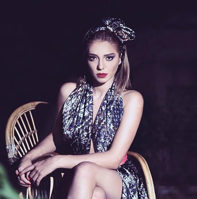 Söylemezsem Olmaz programının sunucularından Duygu Çetinkaya, Asena Erkin için "Yüzüne kese kağıdı taksın" yorumunda bulunmuş, Asena Erkin ise bu yoruma "İt ürür, kervan yürür" sözüyle cevap vermişti…