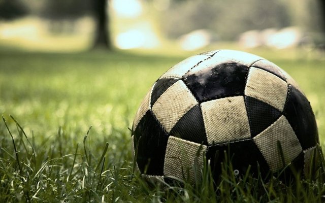 Futbol topları neden siyah-beyazdır? - Bu sorunun yanıtı aslında "TV yayınları için" şeklinde bir özetle cevaplanabilir.