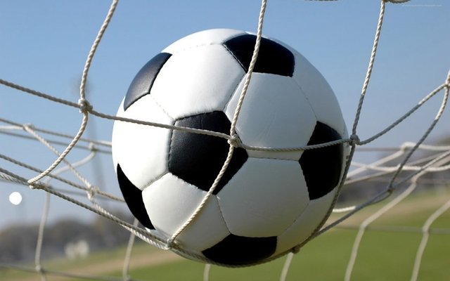 Amaç; maçı siyah-beyaz TV'den izleyenler ile futbolcu ve hakemlerin de topu kolayca takip edebilmelerini sağlamaktı.