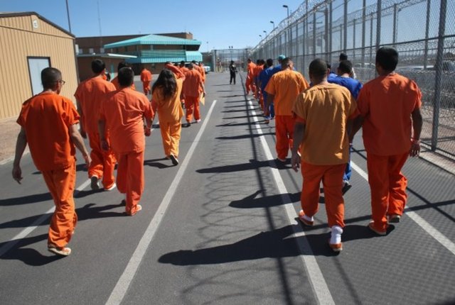 Ancak Amerika'nın her yerinde bu renk geçerli değil, mahkumlara giydirilen kıyafetler eyalet ve suç derecelerine göre değişiklik gösterebiliyor.  -