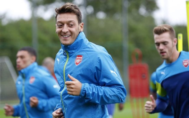 Alman milli takımında da oynayan dünyaca ünlü futbolcu Mesut Özil