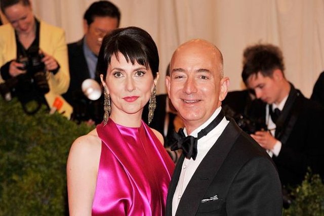 Jeff - Mackenzie Bezos  - SERVETİ: 39.8 milyar dolar -