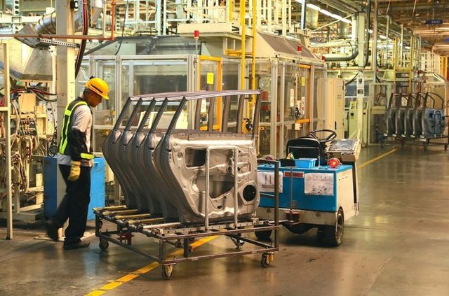 Burada da çeşitli aşamalardan geçirilen gövdeye, ultraviyole güneş ışınlarına karşı mukavemet ve son kat boyanın yüzey kalitesini artırmak için tam otomatik robotlar yardımıyla "ilk kat" boya yapılıyor.