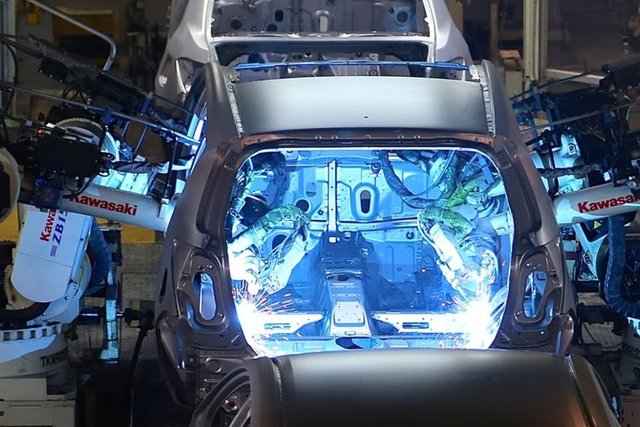 Şasi hattında genel olarak aracın yürüyen aksamlarının montajı yapıldıktan sonra araç final hatlarında son halini alıyor.