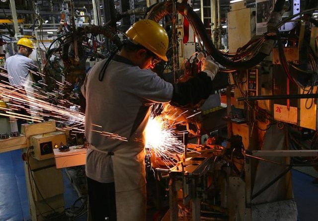 Çeşitli kaynak teknikleri kullanılarak pres fabrikasından ve yan sanayiden getirilen parçaların birleştirilmesi sonucunda aracın gövdesi oluşturuluyor.