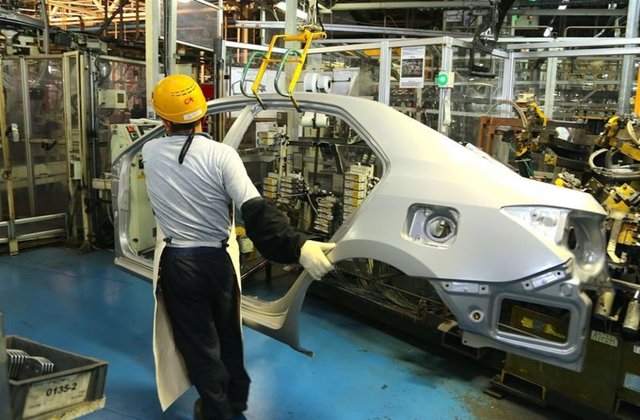 Başlıca üretim bölümleri alt, yan ve ana gövde montajının yapıldığı fabrikada, bazı parçalar operatörler, bazıları da robotlar tarafından üretiliyor.