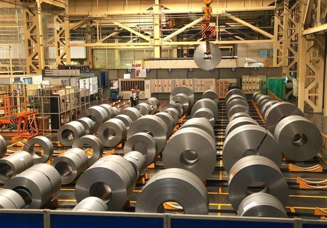 Gövde üretiminin ilk ayağı pres fabrikasında rulo halindeki çelikler, belirli ölçülerde sac kesme hattında kesildikten sonra pres makinelerinde çeşitli gövde parçaları haline getiriliyor.