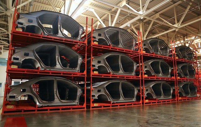 Kaynak fabrikasında üretilen gövdeler, renklendirmenin yanı sıra ses yalıtımı ve korozyona karşı uzun ömürlü olmalarını sağlayacak kaplamalarının tamamlanması için boya fabrikasına gönderiliyor.