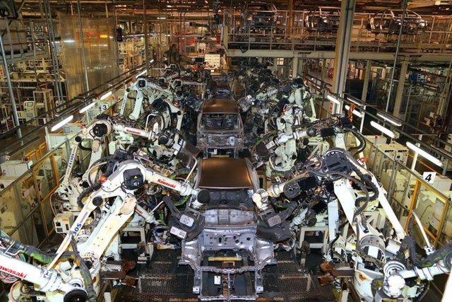 Montaj bölümünde de panoramik cam, iç paneller, kafalıklar, arka stop lambaları, radyatör, emniyet kemerleri ve izolasyon malzemeleri monte ediliyor.