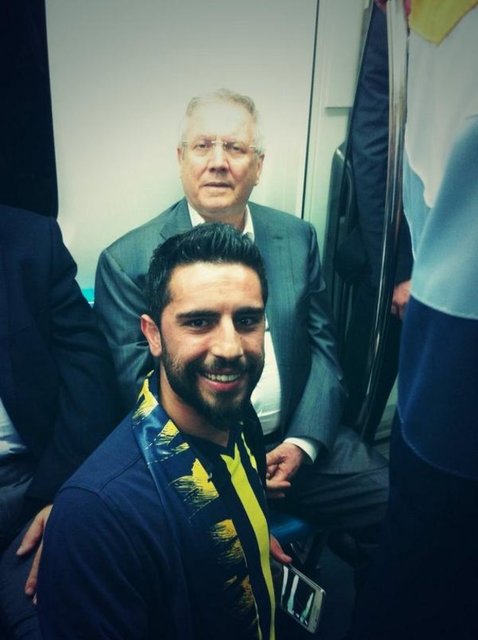 Fenerbahçe Koleji arazisinin ihalesi sonrasında; Fenerbahçe Başkanı Aziz Yıldırım, Marmaray'da görüntülendi. Bazı taraftarlar Aziz Yıldırım ile fotoğraf çekildiler.
