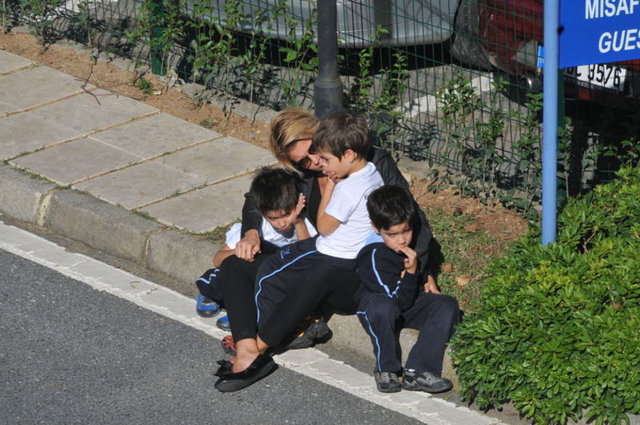 Çocuklarını İstinye'deki okullarından alan Ergen, kaldırıma oturup yaklaşık 20 dakika aracının getirilmesini bekledi.