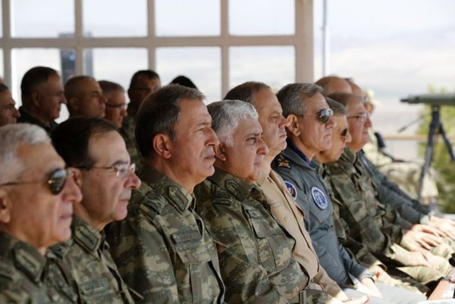 Genelkurmay Başkanı Orgeneral Necdet Özel, Kara Kuvvetleri Komutanlığı'nın sahip olduğu atış gücünün sergilendiği tatbikatı, kuvvet komutanlarıyla birlikte izledi.