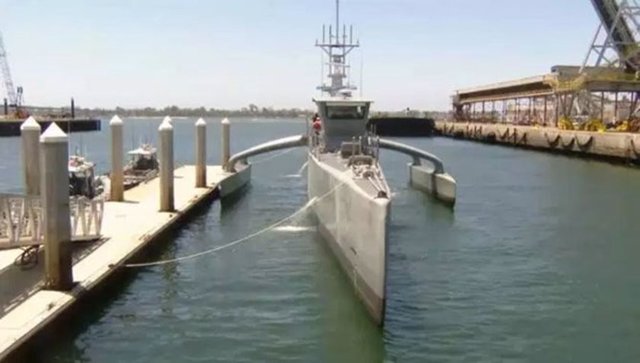 DARPA'nın gelecek iki yıl içinde Deniz Kuvvetleri'yle Kaliforniya kıyılarında denemelerine devam edeceği ve deniz trafiğinde çarpışmaları önleme kabiliyeti konusuna odaklanacağı bildirildi. Pentagon'un gelecek 5 yıl içinde, 600 milyon dolarlık insansız gemi projesi dışında, yüksek teknoloji insansız denizaltı askeri gemilerin üretimi konusunda da bir yatırım planı bulunuyor.