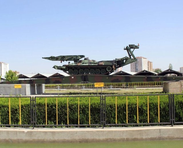 Murat GÜRGEN/GAZETE HABERTÜRKIrak'ta Musul yakınlarındaki Başika Gedu Üs Bölgesi'nde DAEŞ saldırısına uğrayan Türk Silahlı Kuvvetleri'ne (TSK) ait M60T tipi tank, 2000'li yıllarda İsrail'de yapılan modernizasyon sırasında reaktif zırhla kaplanmıştı. 