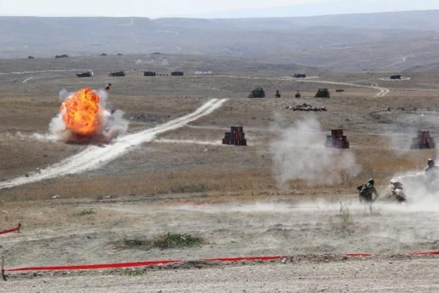 TBMM'de tezkere görüşmelerinin yapıldığı saatlerde Ankara Polatlı'da gerçekleştirilen Ateş Serbest-2014 tatbikatı, gövde gösterisine dönüştü.