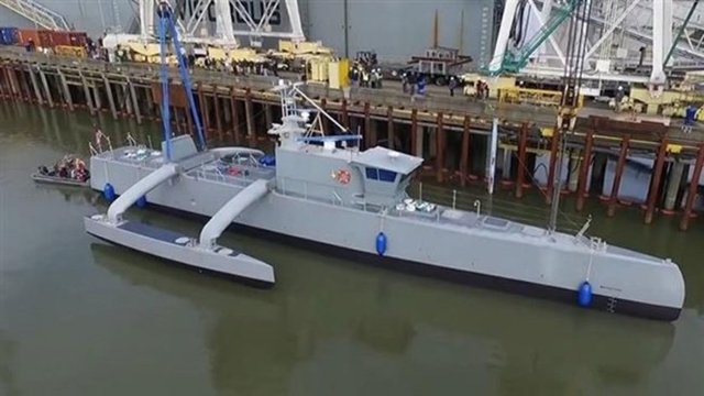 Pentagon'un araştırma kolu İleri Savunma Araştırma Projeleri Ajansı (DARPA) tarafından 40.2 metre uzunluğunda üretilen "Sea Hunter" (Deniz Avcısı) adlı geminin, herhangi bir mürettebat olmadan binlerce mil gidebilecek özelliğe sahip olduğu belirtildi.