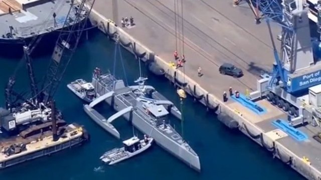 ABD ordusu, okyanuslarda mürettebatsız binlerce mil seyahat edebilecek, 40.2 metre uzunluğundaki insansız savaş gemisini test etti.