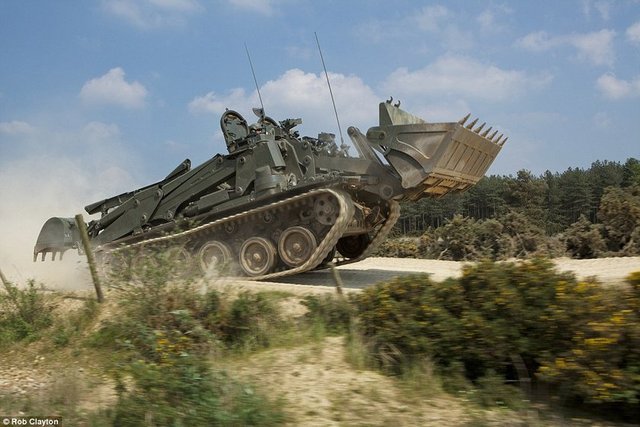 Derin sularda, 2 metrelik azgın dalgalara bile karşı koyabilen çok yönlü askeri araç, geliştirilebilir özelliği sayesinde ilerleyen zamanlarda yeni eklentileri bünyesinde barındırabilecek bir yapıda tasarlandı.