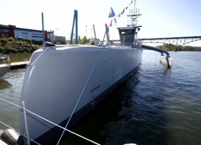 Operasyon maliyetlerinin düşürülmesi açısından önemli olduğu belirtilen insansız geminin, silahlandırılmasının düşünülmediği belirtilirken, uzaktan kumandalı sürüşünün olmayacağı bunun yerine yazılım yardımıyla, geminin güvenli bir şekilde komutlarla gideceği yere varmasının hedeflendiği kaydedildi.