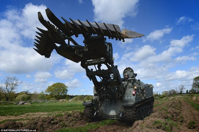 BU TANK BİLDİĞİNİZ TANKLARDAN DEĞİL! - İngiltere, mayın temizleyebilen, her türlü siperi açabilen kısacası önüne gelen her engeli parçalayarak aşabilen "İsviçre çakısı" lakaplı yeni tankını tanıttı.