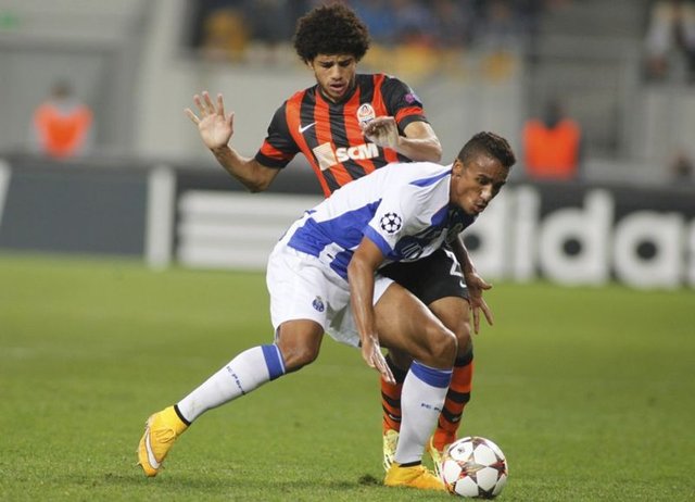 Devler Ligi'nin tecrübeli iki takımının maçı 2-2 sona erdi.