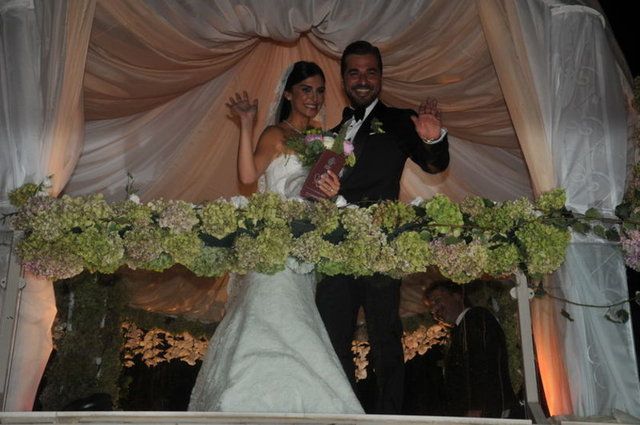 İlk günden itibaren aşklarını herkesin gözü önünde yaşayan, seçkin davetlilerin katıldığı görkemli bir düğün töreniyle evlenen ikili, imza attıktan 33 gün sonra evliliklerini kurtarmak için ailelerinin desteğini aldı.