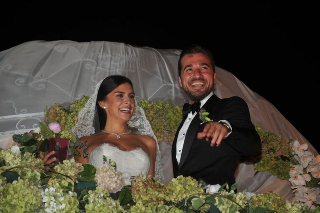 O yüzden konuya değinmeyeceğim. Daha çok yeniler. Ve malum ilk altı ay biraz zordur evlilikte. Ama şu var ki, ne olursa olsun, aralarına ne girerse girsin ikili bir yıl boşanmayacak ve deneyecek.