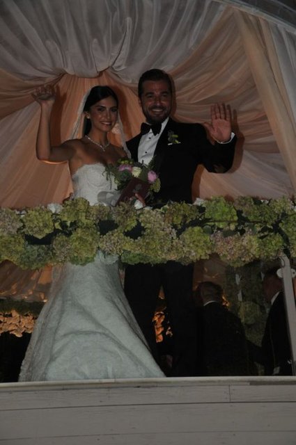 Engin Altan Düzyatan'ın ne kadar çok baba olmak istediğini biliyorum, duyuyorum. Daha önce ki, ilişkisinde de bunu çok istedi. Hatta defalarca dile getirdi. Belli mi olur belki en yakın zamanda bebek haberi gelir.