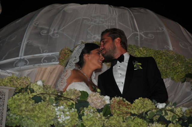 BİR YIL BOŞANMAYACAKLAR   Çiftin kararının her ne yaşanırsa yaşansın, bir yıl boyunca evli kalıp ilişkilerine ikinci bir şans vermek olduğu öğrenildi.