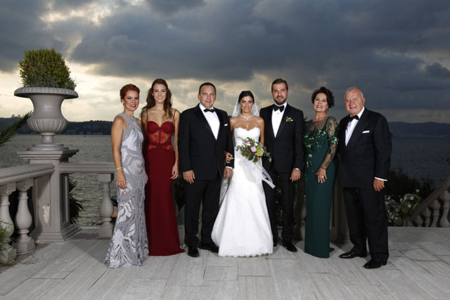 Mutlu olduklarını üzerine basarak vurgulayan ikili, "Evliliğimizde hiçbir problem yok. Çok mutluyuz. Söylentiler koca bir yalan" dedi.