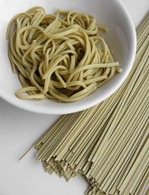 Karabuğday makarna, makarna alışkanlığından vazgeçmek istemeyen ama kilo kaybetmek isteyenler için birebir. Tok tutuyor ve bilinenin aksine, karbonhidrattan çok protein içeriyor.