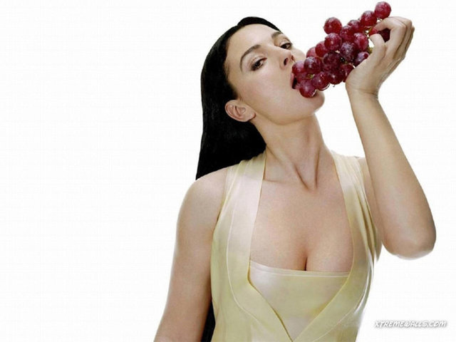 "Dünyanın en güzel dekolteli kadını" olarak anılan ve 1964'te dünyaya "Monica Anna Maria Bellucci" adıyla gelen Belluci, 16 yaşında mankenliğe başladı.