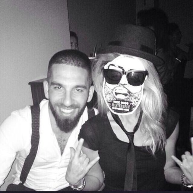 ARDA TURAN - Arda Turan, Burcu Esmersoy'un doğum günün Instagram'dan kutladı. Turan fotoğrafın altına, "Kravatımı az çıkartırım çıkarttım mı en güzel kadına veririm iyi ki doğdun can nice senelere" notunu düştü.