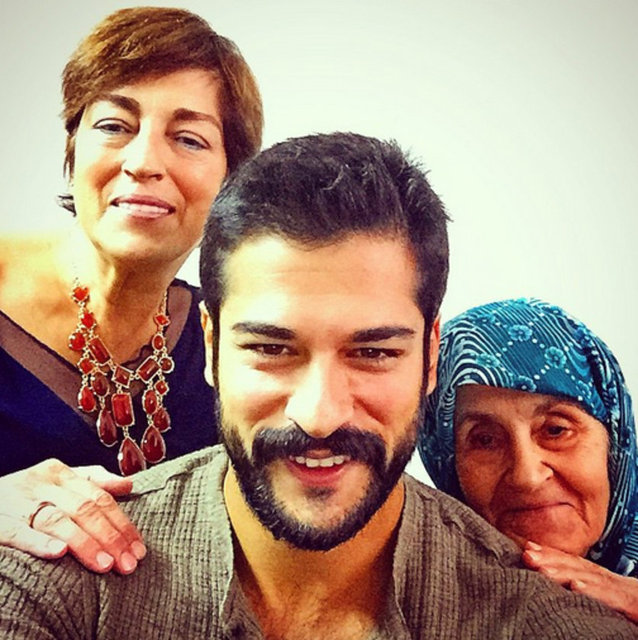 BURAK ÖZÇİVİTBayramada Anne ve Annane selfiesi yakışır