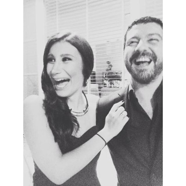 İREM DERİCİ - İçten atılan kahkahadan güzeli yok bu hayatta. Haydi sabah olsun da yanına geleyim  -