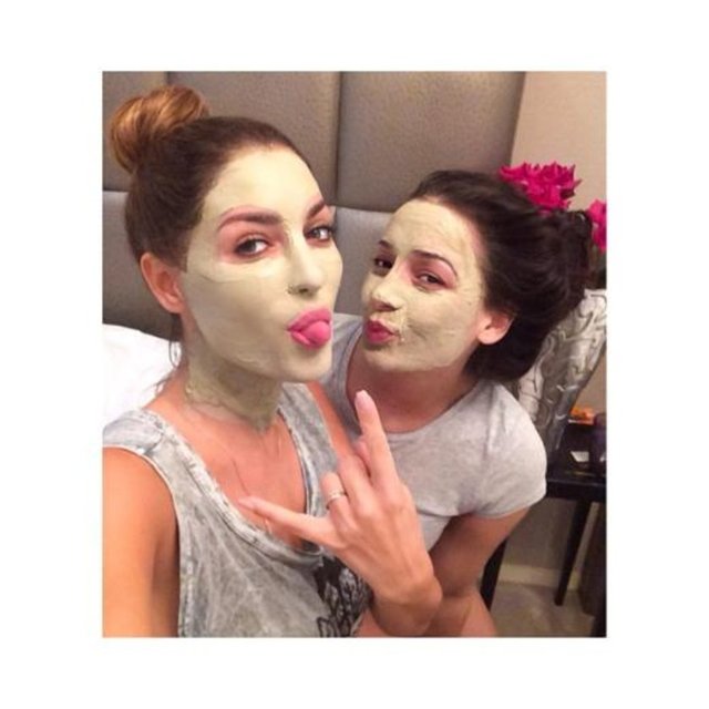 YOLANTHE CABAU  - Kızlar zamanı