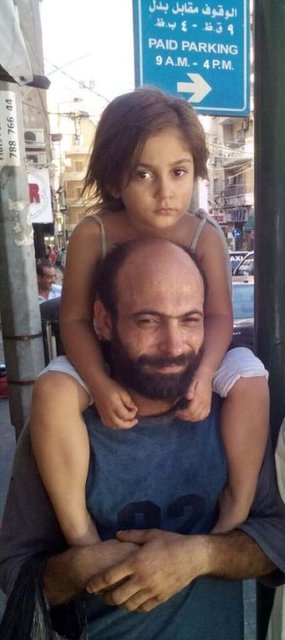 Fotoğrafları hızla yayılan Abdul Haleem Al-Kader ve ailesine tam 50 bin dolar bağış yapıldı.