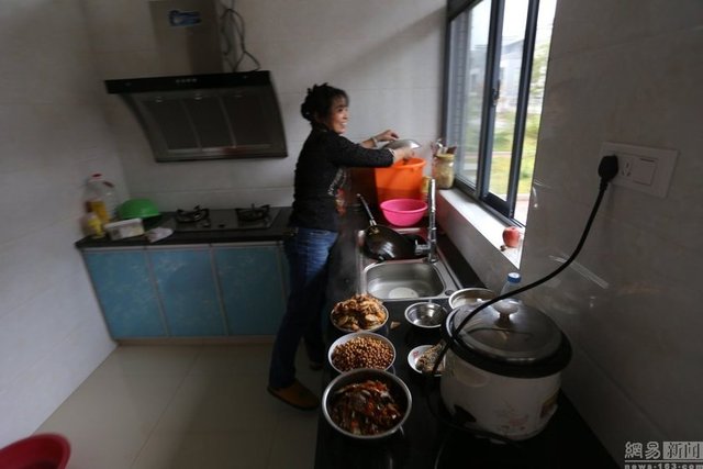 Köyde yaşlı ve düşük gelirliler için 3 öğün bedava yemek servisi verilmeye başlandı.