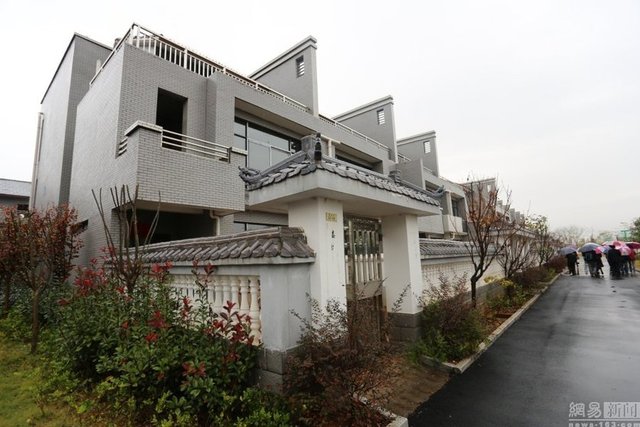 Çelik sektöründe milyonlar kazanan Shuihua, köydeki 72 aileye yaptığı lüks villaları bedavaya verdi.