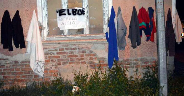 AYDIN'ın Çine İlçesi'nde, atıl durumdaki müstakil bir evin duvarına çeşitli giyecekler ve ihtiyaç sahiplerinin çekinmeden alması için, 'Elbise isteyen alsın' notu bırakıldı.