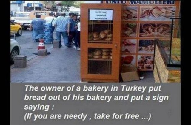 Türkiye'de bir bakkalın ekmek dolaplarından birinde "ihtiyaç sahibi alabilir" yazıyor.