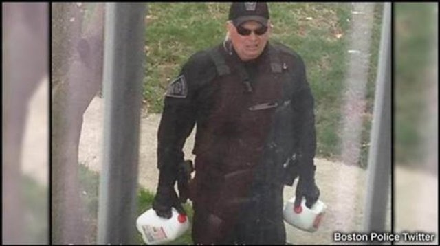 Boston'da bir polis memuru, tecritte olan çocuklu ailenin evine tecrit boyunca her gün, süt götürdü.