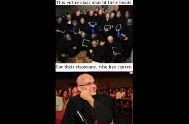 Kanser olan arkadaşları için mezuniyet töreninde bütün sınıf saçlarını kazıttı.